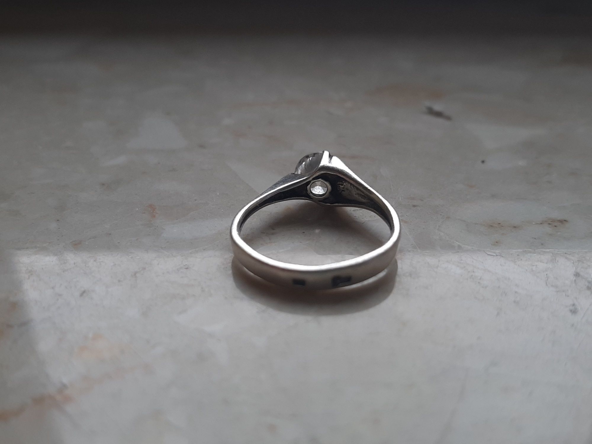Srebrny pierścionek z ładną cyrkonią