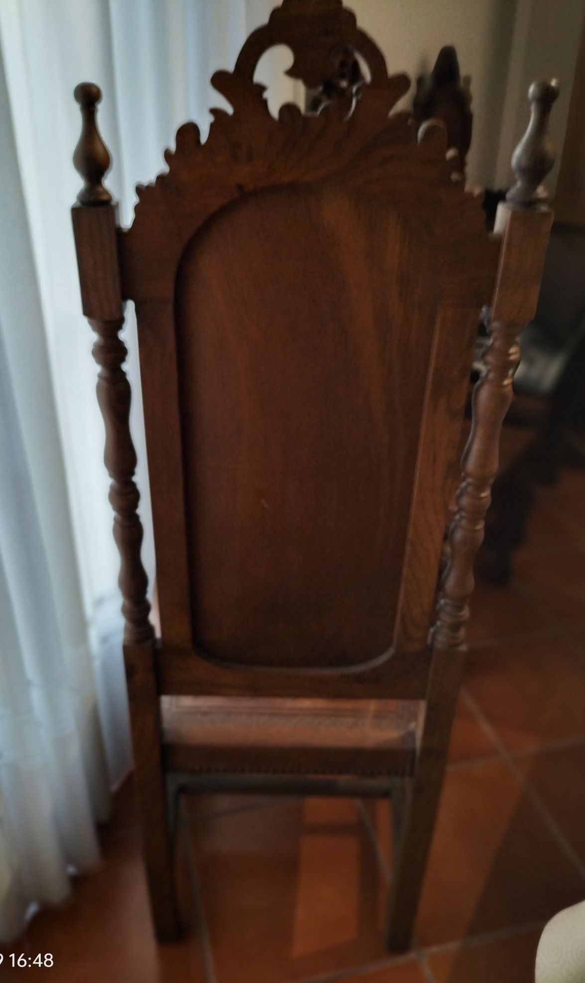 Cadeiras em madeira de Nogueira com assento e costas em couro