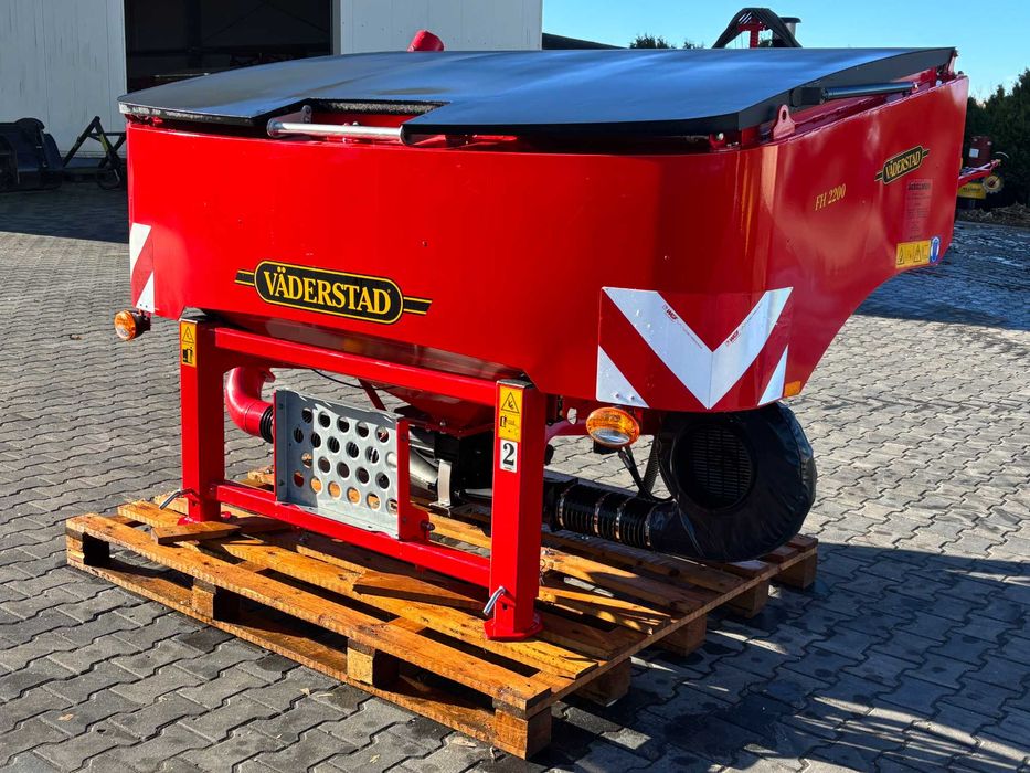 Siewnik punktowy Väderstad Tempo V8 + zbiornik czołowy FH 2200