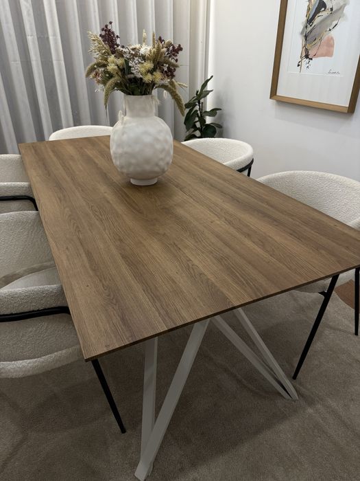 Mesa folheado de madeira com pés metalicos brancos