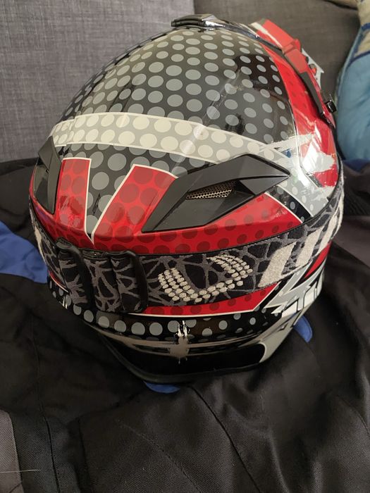 Capacete, casaco e óculos de mota