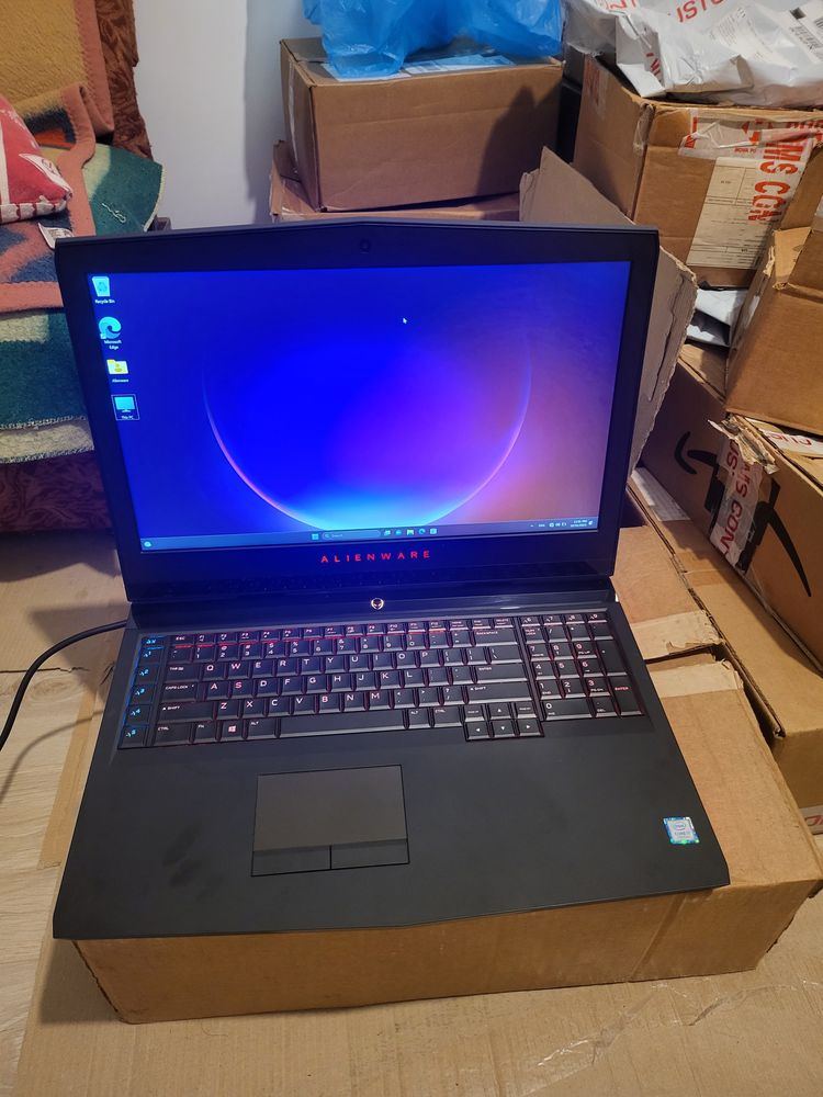 Dell Alienware R5 17.3 Core i7-8750H RAM 16ГБ/512Gb GeForce GTX 1070