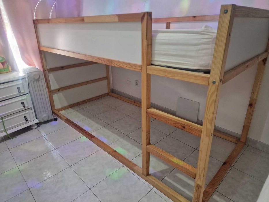 Cama Kura + colchão usada em bom estado