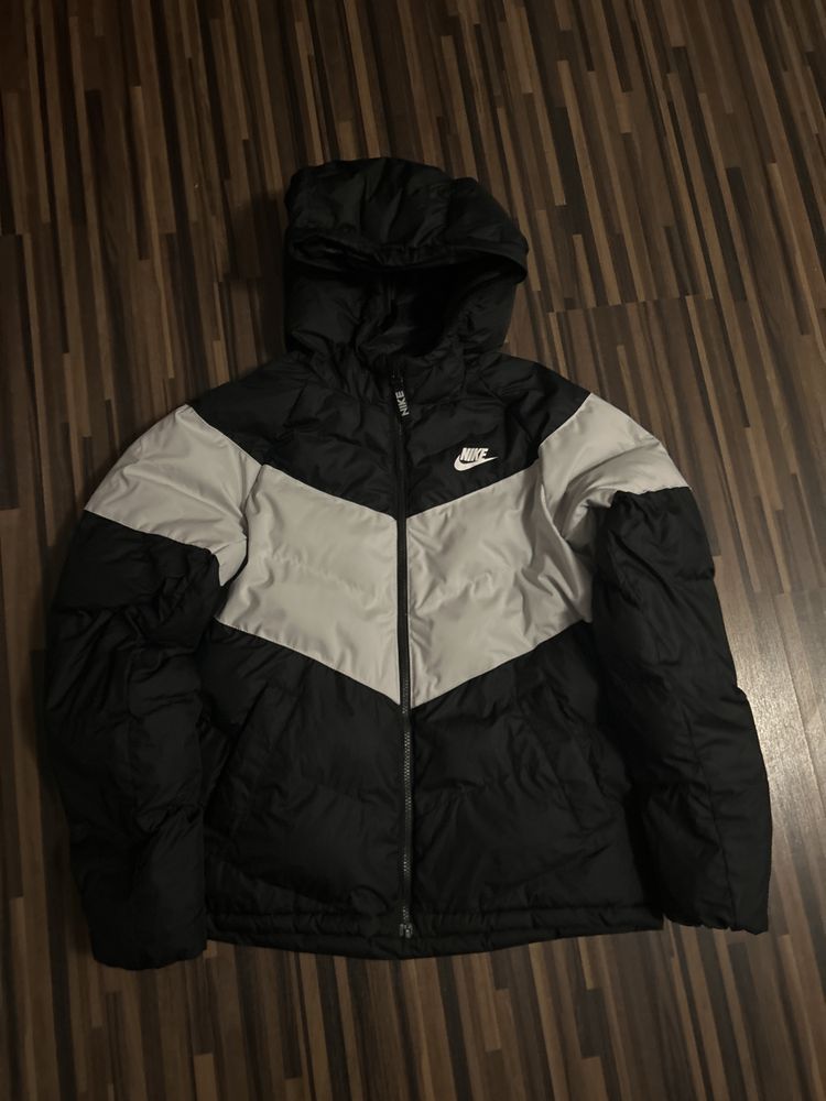 Kurtka Nike super stan prawie jak nowa rozmiar XL dziecięce 158-170cm