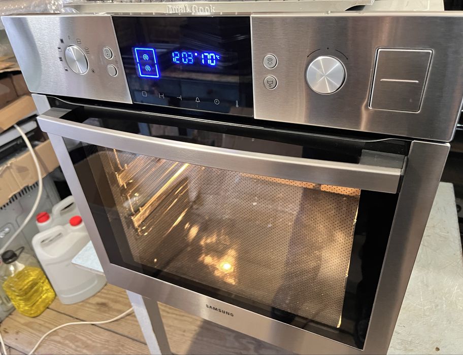 Духовка Samsung з пароваркою DualCook (Малайзія)
