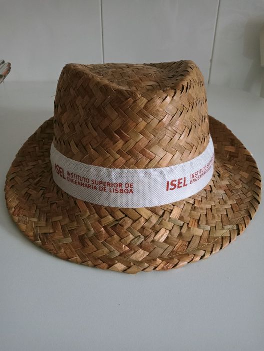 Chapéu de verão alusivo ao ISEL