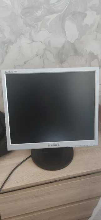 Продаєть монітор SAMSUNG 720 N