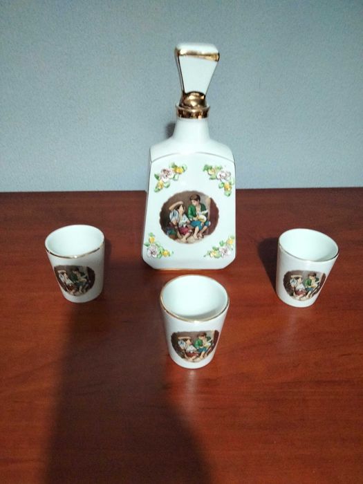 Garrafa com copos marca Alcobaça