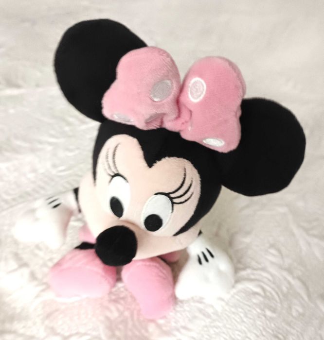 Pluszowa mała Mickey z serii Disney, o wymiarach 23x18x14cm
