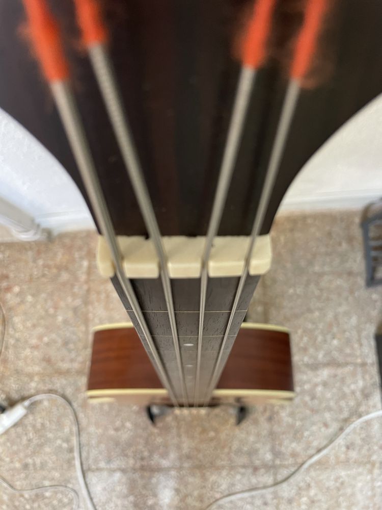 Baixo Guild B-240 EF