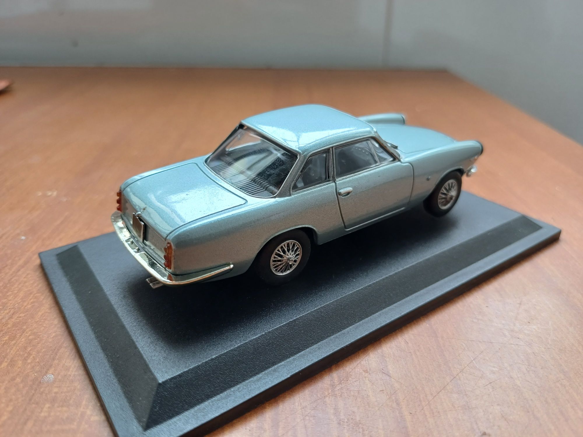 Abarth 2400 coupe - 1/43 altaya