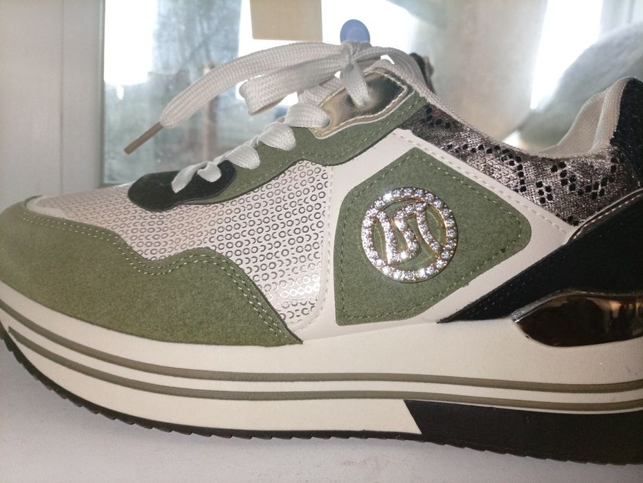 Нові !Кросівки розмір 40 остання пара