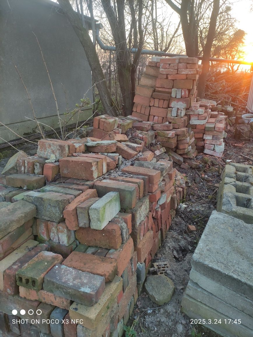 Stare  cegły budowlane