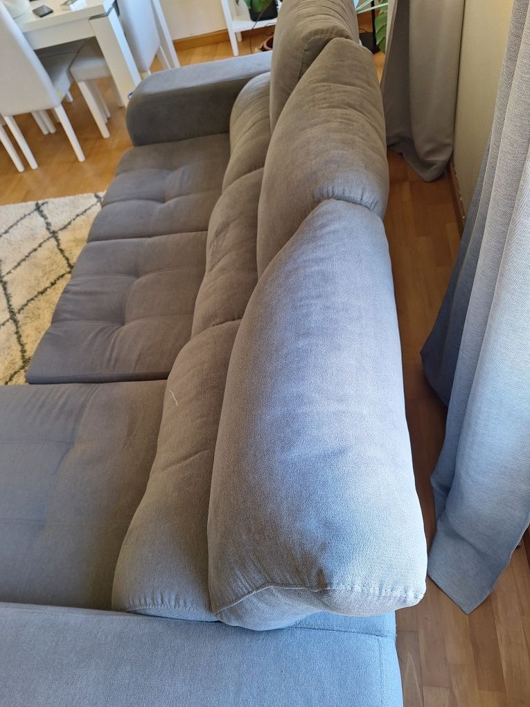 Sofá cinzento de 3 lugares com chaise