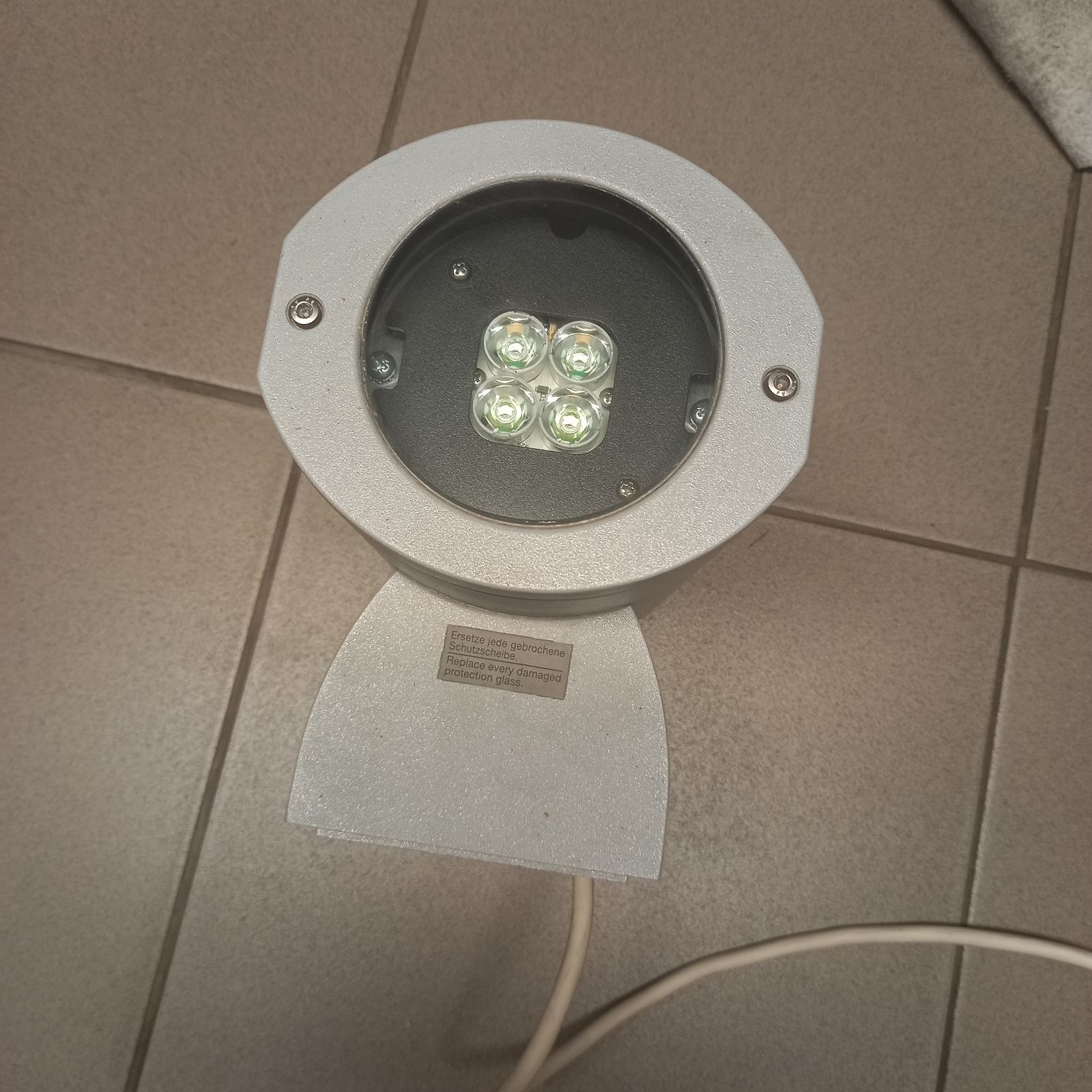 Lampa elewacyjna dwustronna