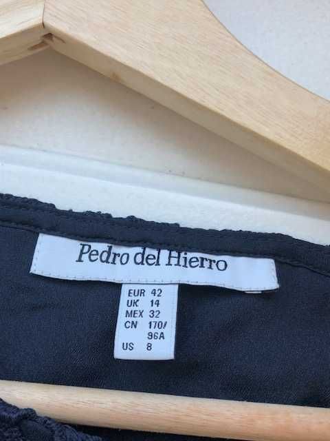 Vistoso vestido todo em renda azul escura marca Pedro del Hierro