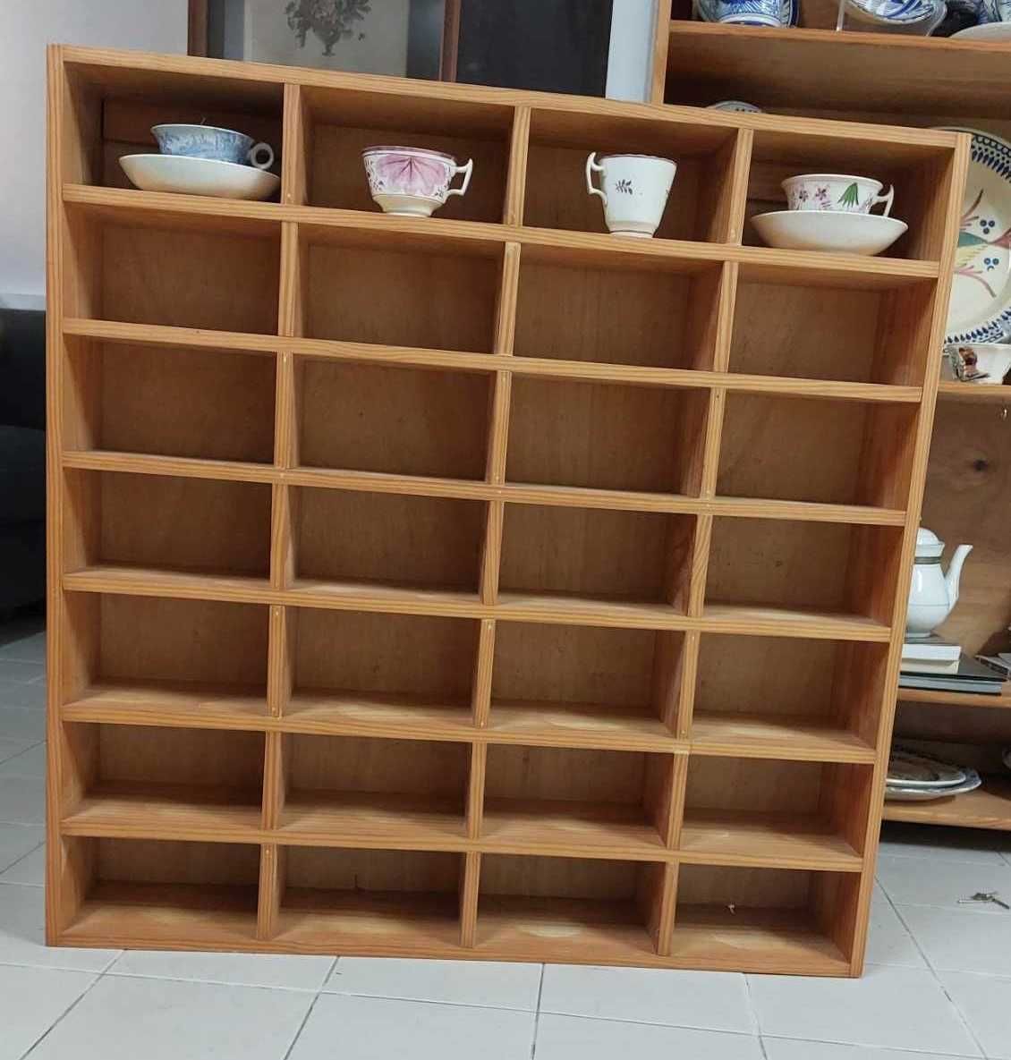 Expositor em pinho para chávenas