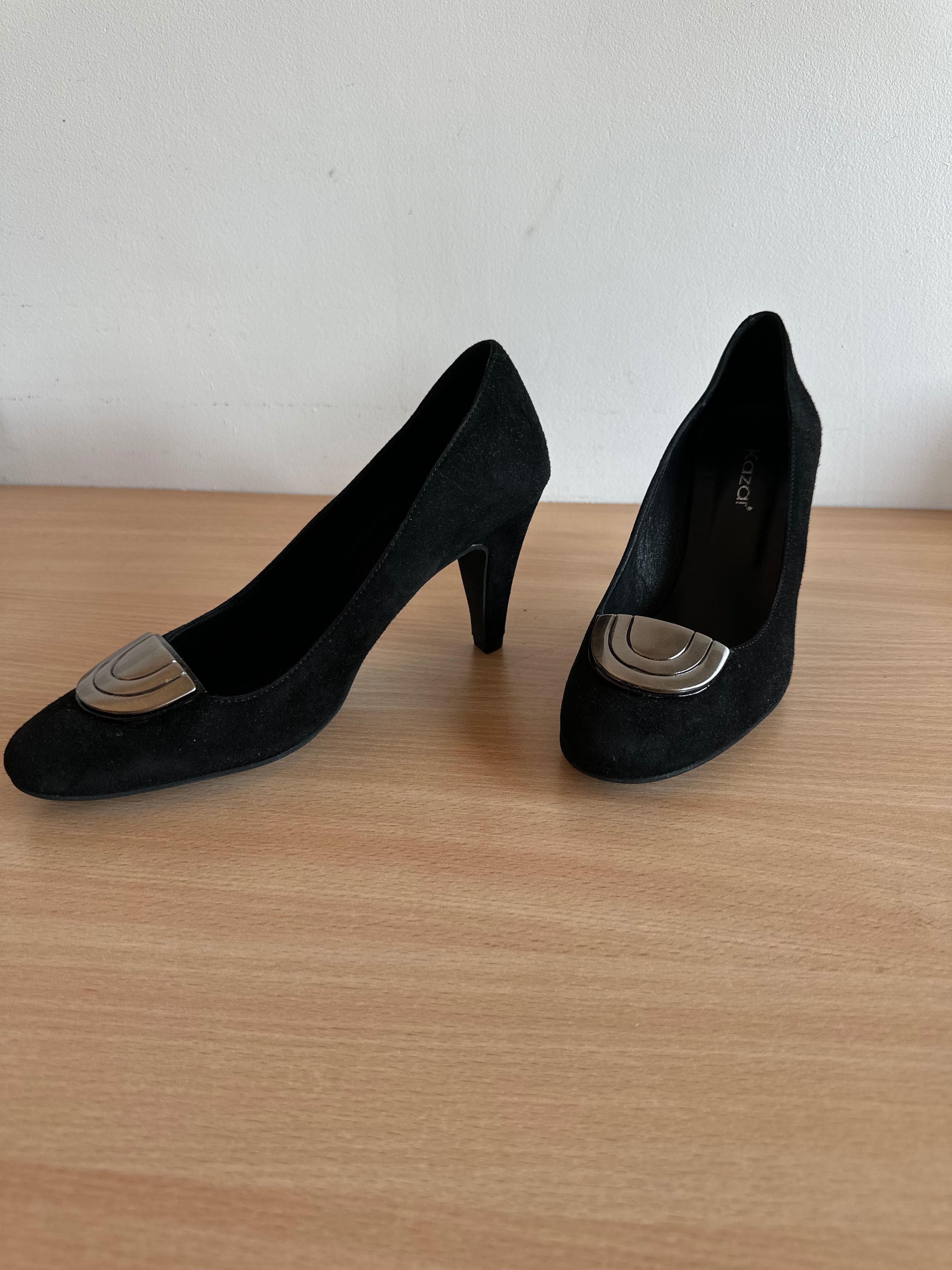 Czarne zamszowe buty na obcasie marki Kazar