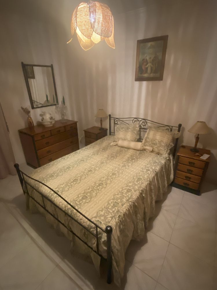 Conjunto de quarto em ferro e madeira