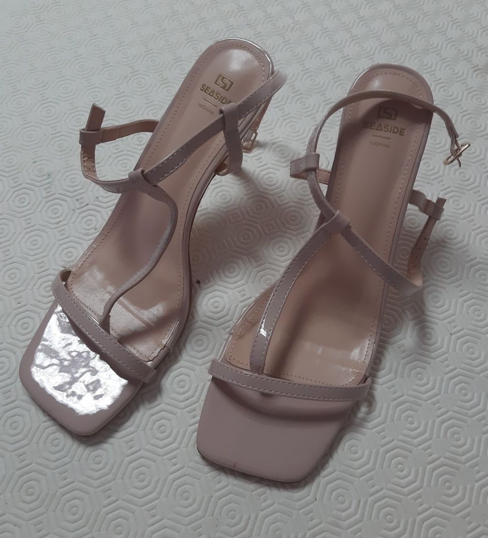 Sandálias de tiras cor nude verniz, lindas.