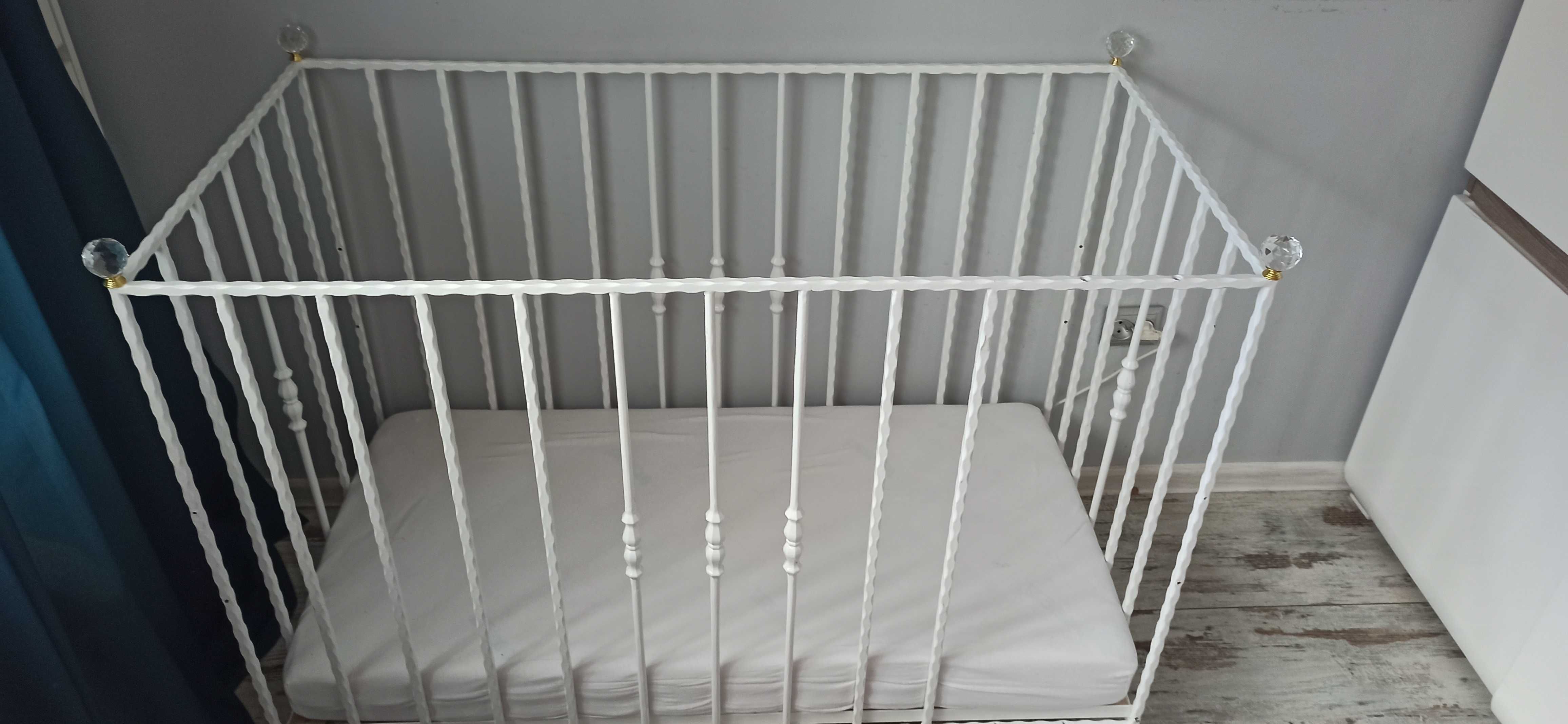 Stylizowane białe metalowe łóżeczko