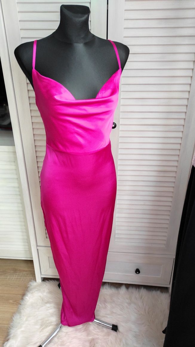 Długa sukienka w kolorze różu z regulowanymi ramiączkami S