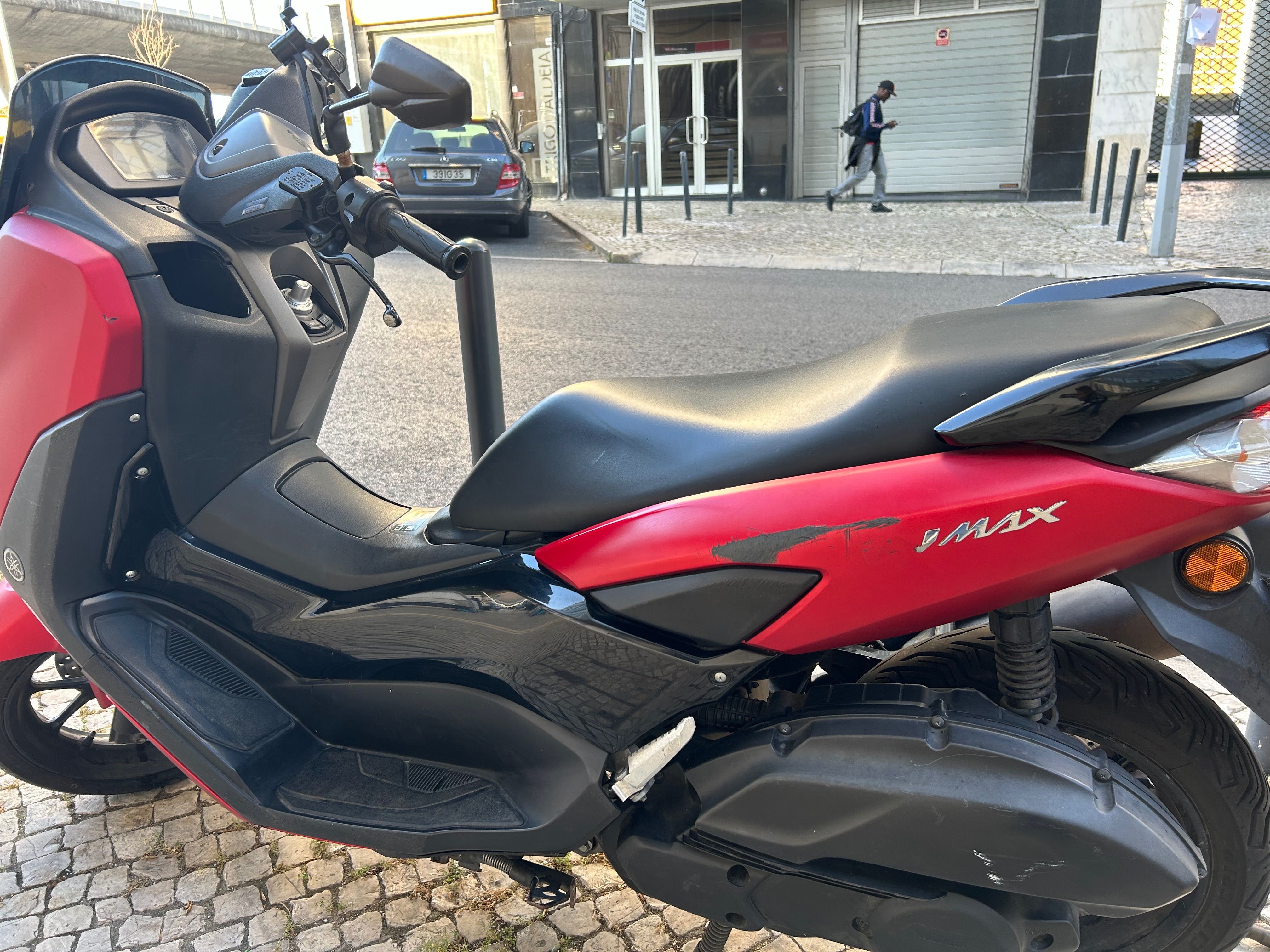 Yamaha Nmax vermelha modelo 2022