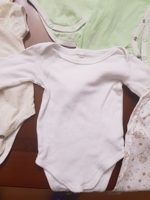 Дитячі речі для новонароджених.