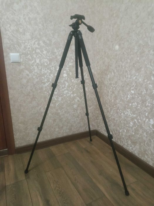 Штатив ,тринога.