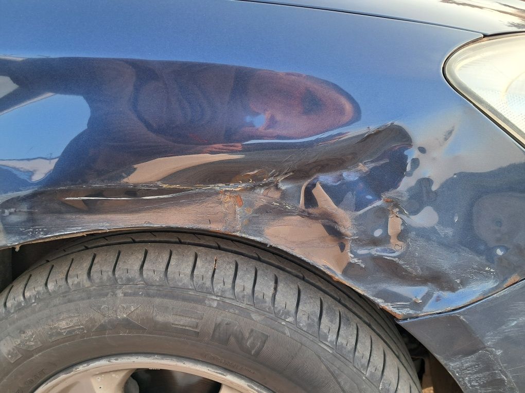 Sprzedam delikatnie uszkodzoną blacharsko Kia Ceed kombi z 2008r.