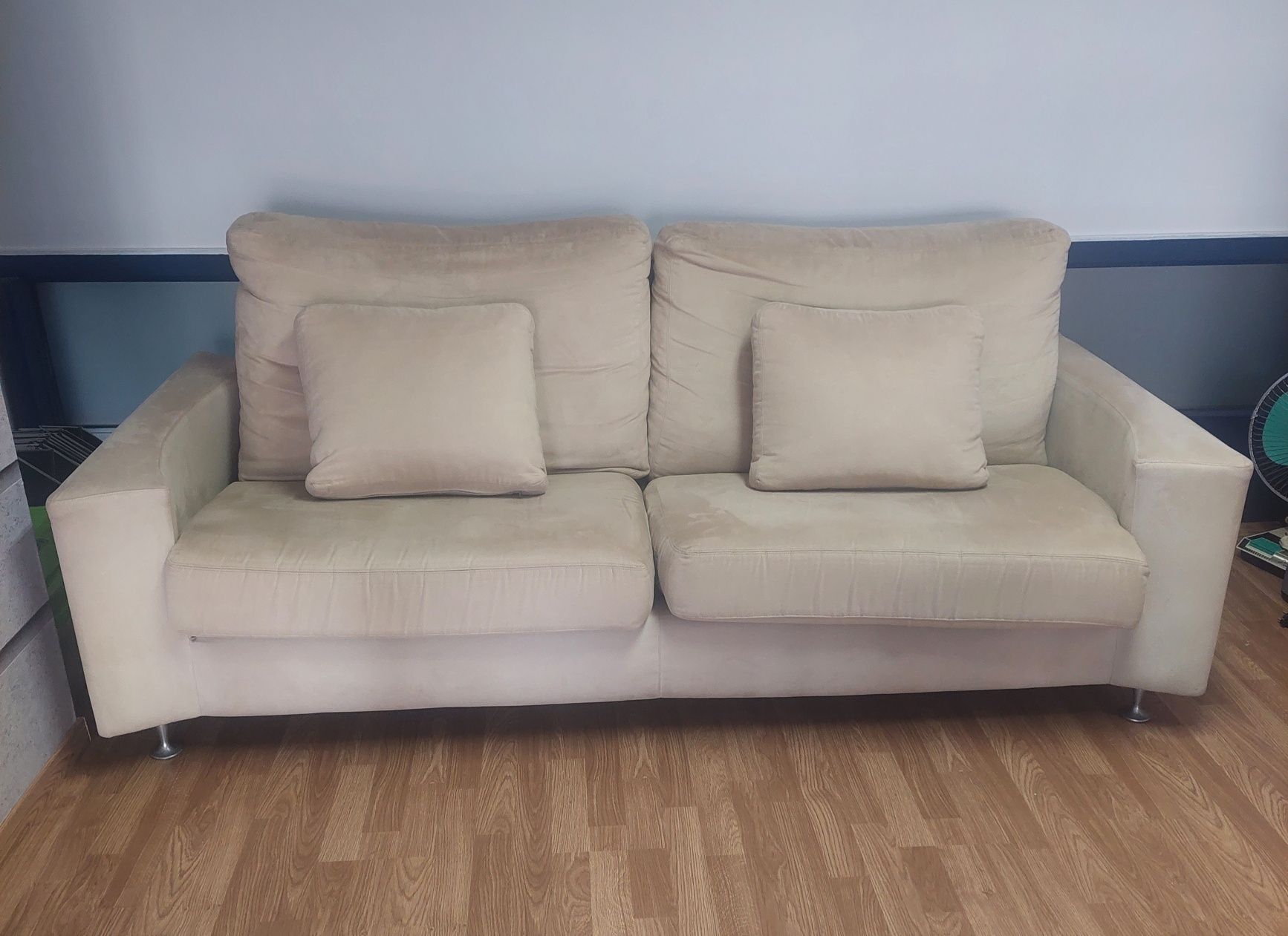 Sofá italiano design  marca FAMA LIVING em pele Nobuk 2 lugares .