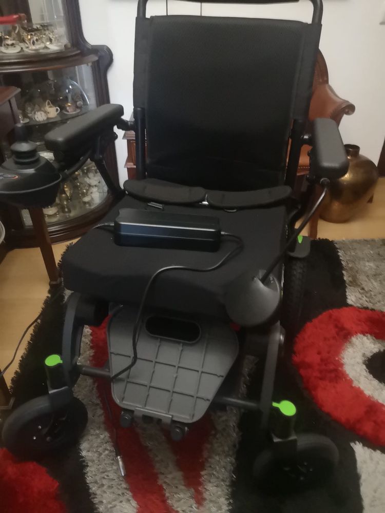 Cadeira de rodas eletrica praticamente nova