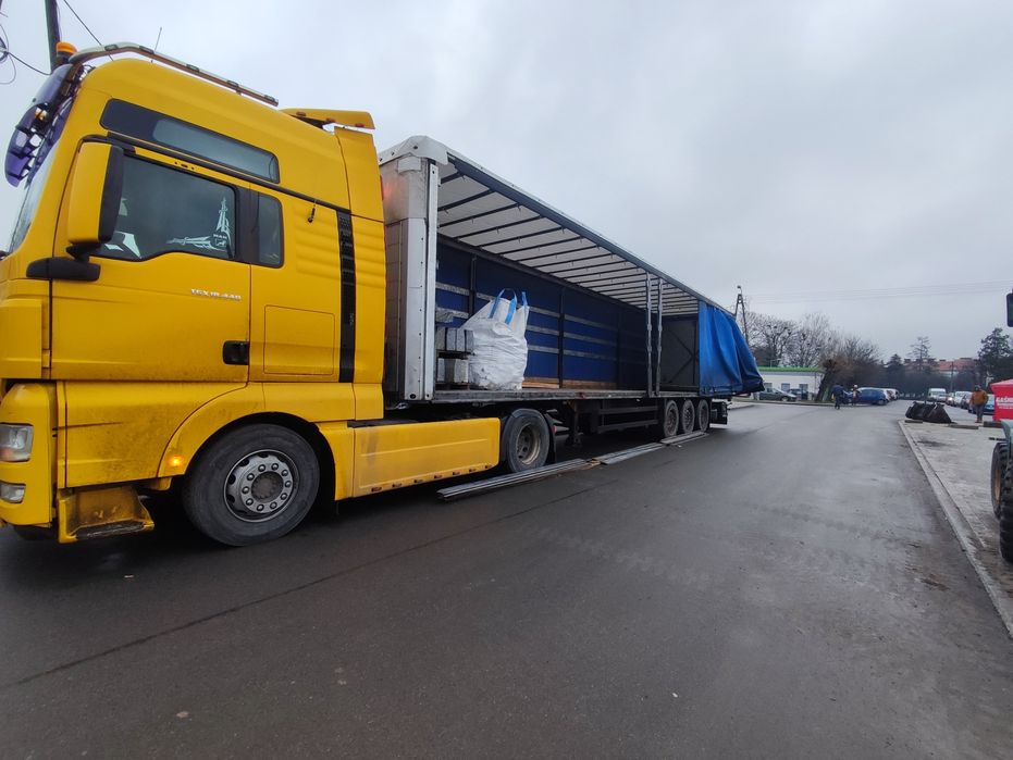 Uslugi transport niskopodwoziem wywrotka patelnia