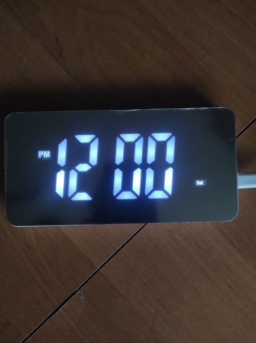 Годинник електронний настільний.
