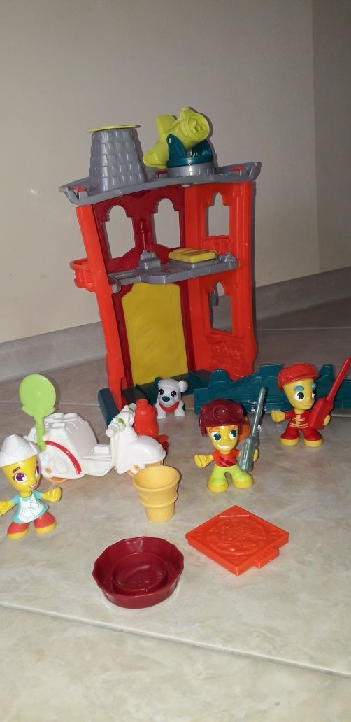 Duży zestaw Play-Doh remiza strażacka, figurki, pojazdy