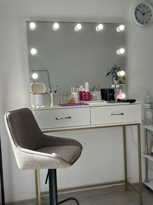 Гримерное зеркало визажиста с подсветкой лампочками и стол в стиле лоф