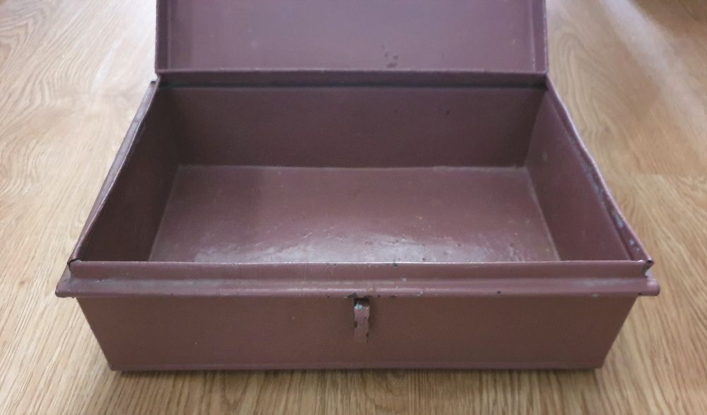 Caixa de Ferramentas Antiga em Metal