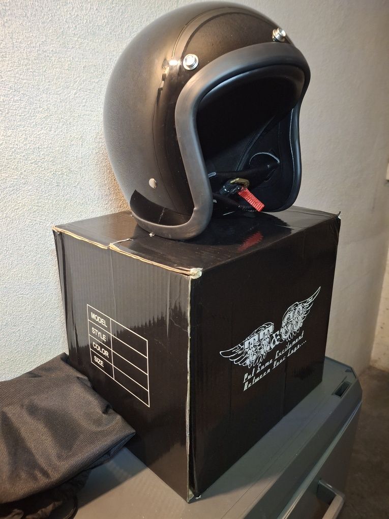 Capacete Low profile novo (XL) preto. Oportunidade