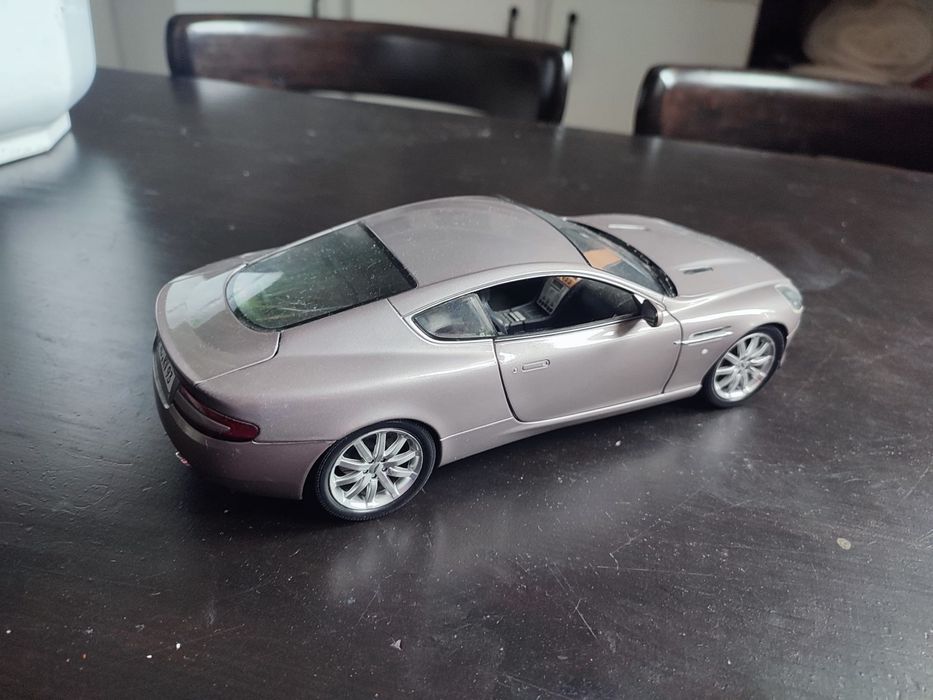Minichamps 1 18 Aston Martin db9 coupe