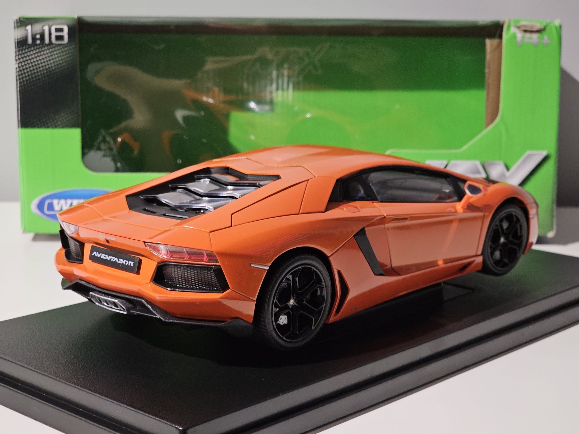 1:18 Lamborghini Aventador LP700-4 Welly NEX