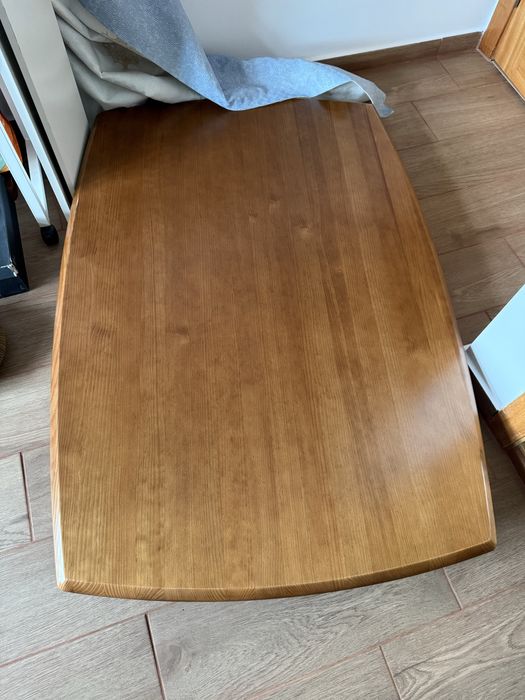 Mesa de jantar cerne, já desmontada, com 4 cadeias. Bom estado.