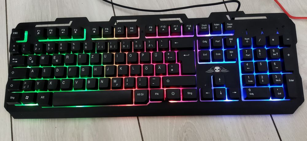 Ігровий комп'ютер, з монітором та девайсами.