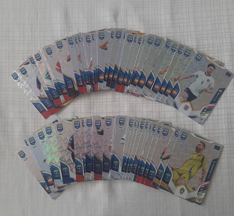 Panini Fifa 365 v 2026 zestaw 90kart Fans wszystkie w kolorze srebrnym
