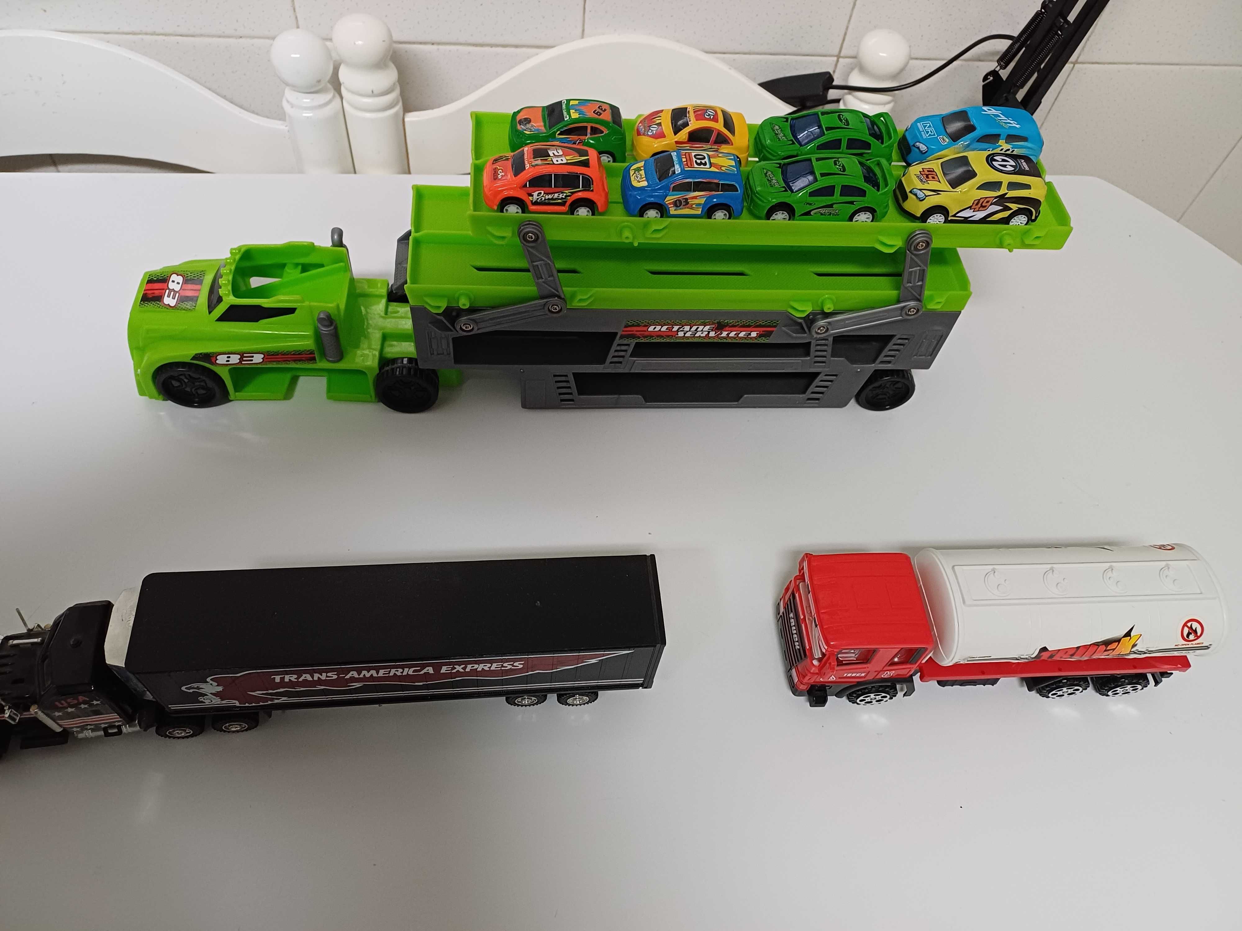 Camião de transporte com 8 carros + 2 Camiões