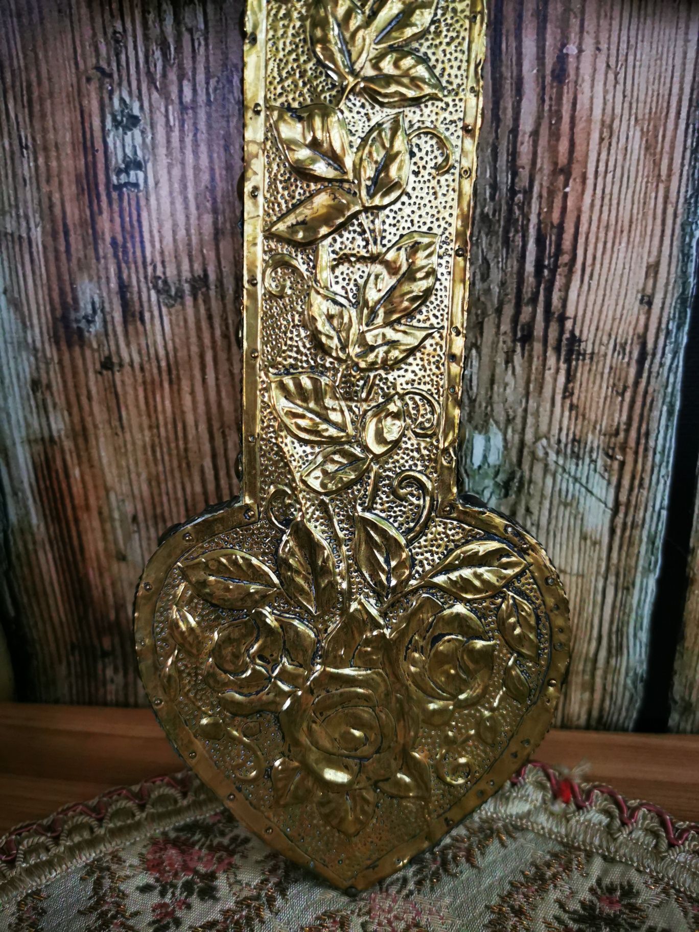 Krzyż z drewna obity miedzianą, wytłaczaną blaszką w kwiaty, vintage