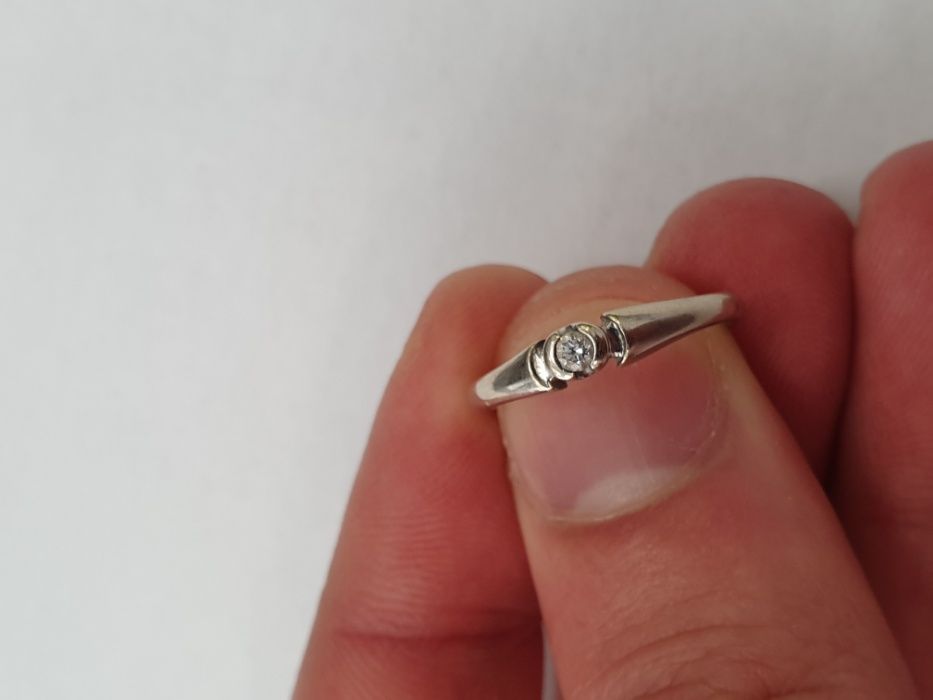Piękny złoty pierścionek/ 585 + brylant 0.04 CT/ 1.3 gram/ R11/ sklep