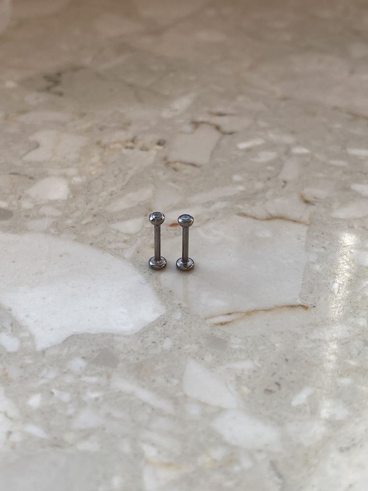 Minimalizm 2 push-in Labreta 6mm góry2mm Titanium Sr0.8mm 20G piercing