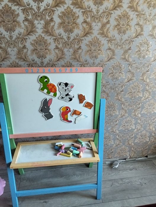 Продам ,дитячу машину і мольберт