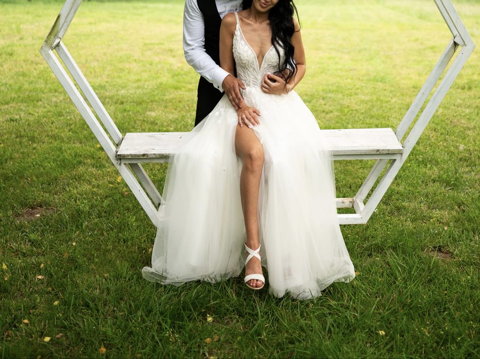 Suknia ślubna o kroju „A” koronkowe aplikacje, tiulowa z brokatem