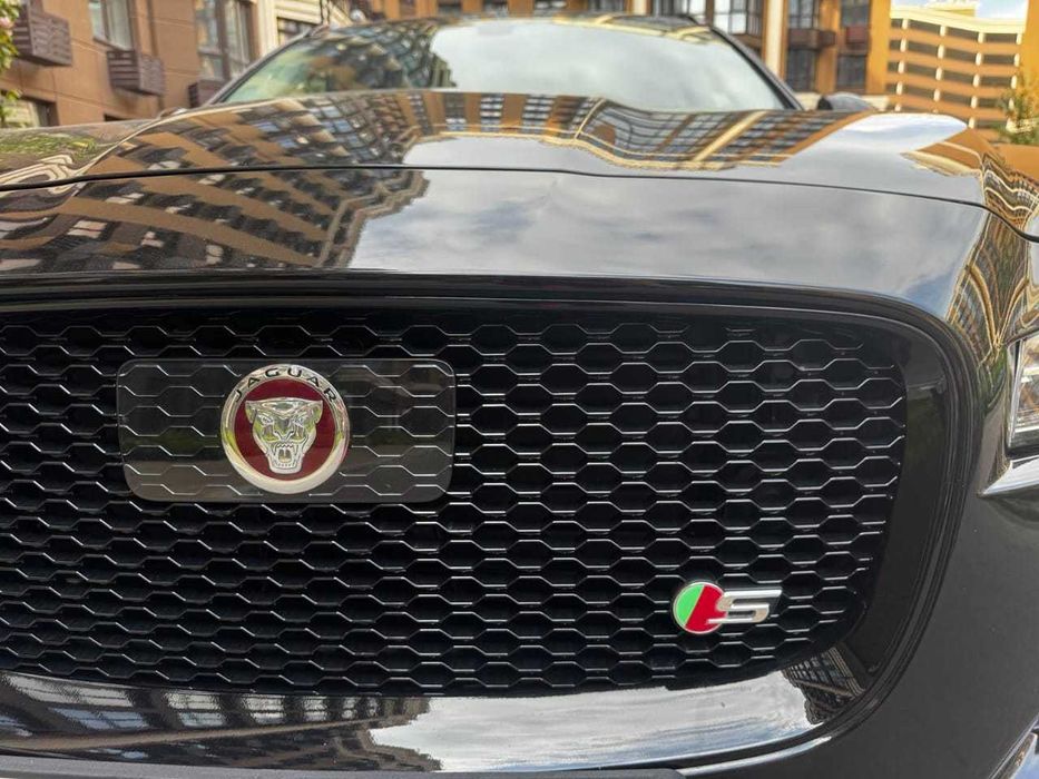 Jaguar F-Pace R-Sport 2.0 AWD (300 л.с.)